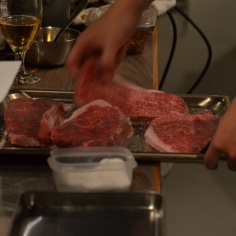 ちょっと見てくださいまし、このお肉！福島牛でございます！